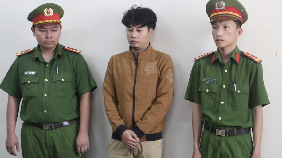 Cơ quan Cảnh sát điều tra thực hiện lệnh bắt giữ Nguyễn Văn Giang. (Ảnh: Công an cung cấp)