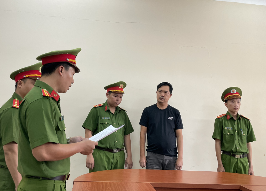 Cơ quan Cảnh sát điều tra thực hiện lệnh bắt giữ Nguyễn Tấn Đạt. (Ảnh: Công an cung cấp)