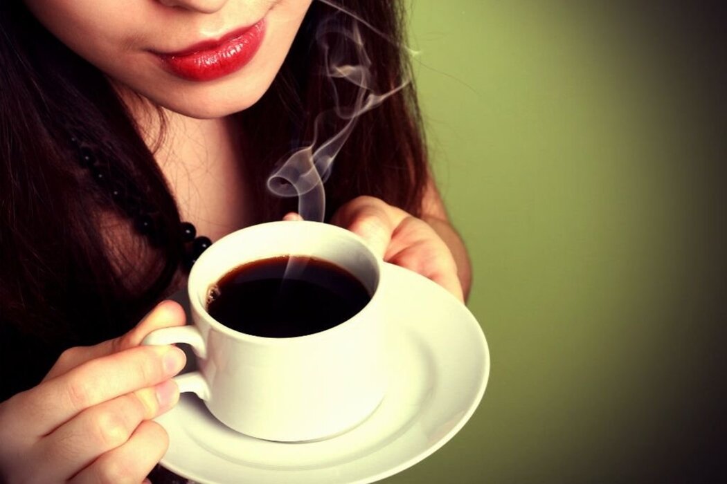 Cà phê có cafein giúp tăng hoạt động trao đổi chất từ 3 - 11% và tăng tốc độ đốt mỡ thừa lên đến 10 - 29%. (Ảnh: Brightside)