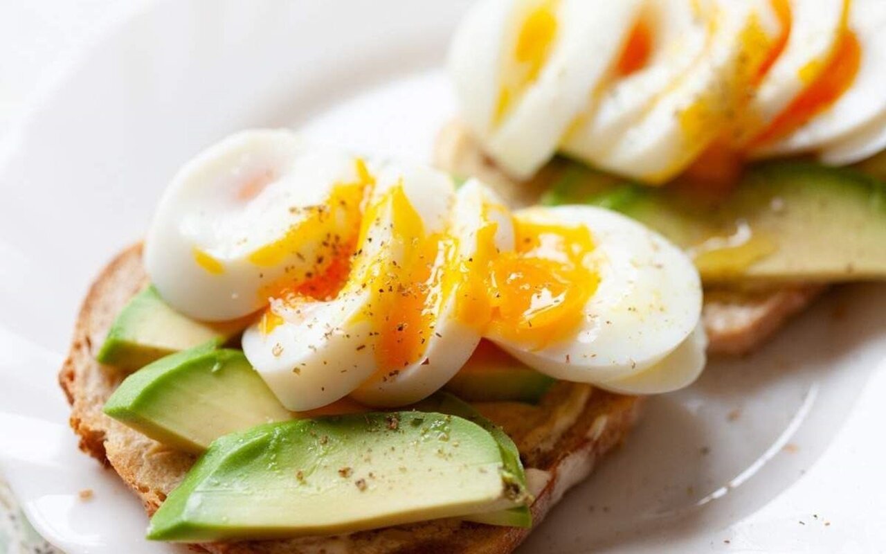 Ăn sáng bằng trứng có thể giúp hấp thụ ít calo hơn trong vòng 36 giờ tiếp theo. (Ảnh: Brightside)
