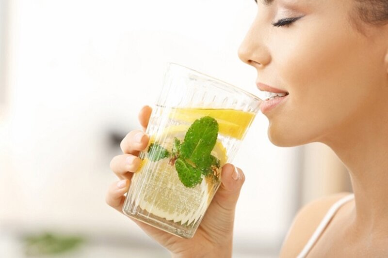 Một cốc nước chanh pha với nước ấm vào buổi sáng sẽ giúp loại bỏ hiệu quả các axit béo còn tích trong cơ thể. (Ảnh: Brightside)