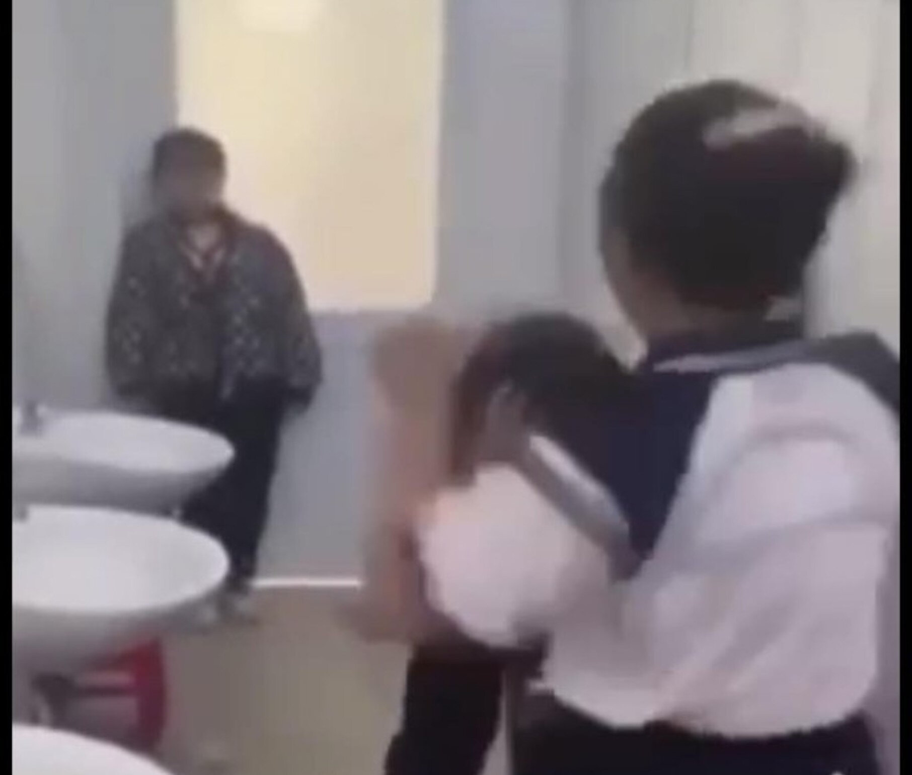 Nữ sinh bị đánh túi bụi trong nhà vệ sinh của trường. (Ảnh: Cắt từ clip)