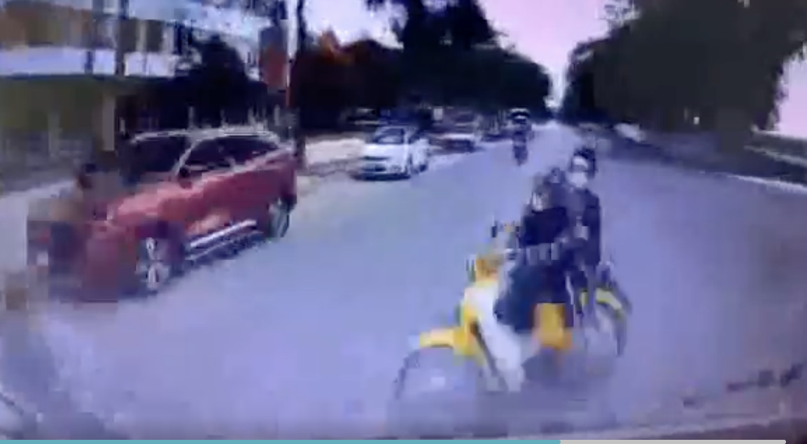 Hai người đi xe máy sang đường bị ô tô đi tốc độ nhanh tông trực diện. (Ảnh cắt từ clip)