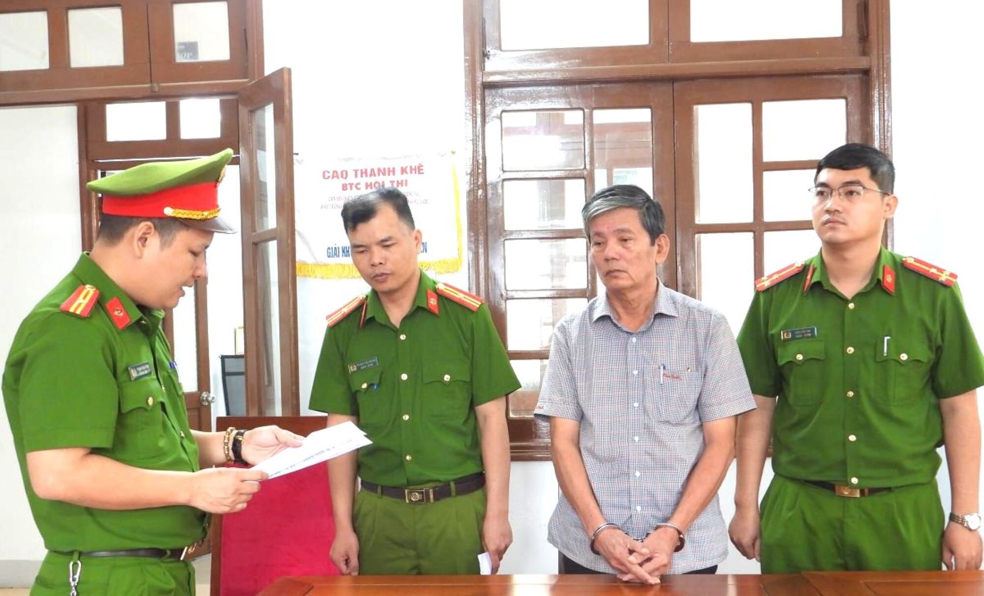 Cơ quan công an công bố lệnh bắt giam Đinh Ngọc Bình.