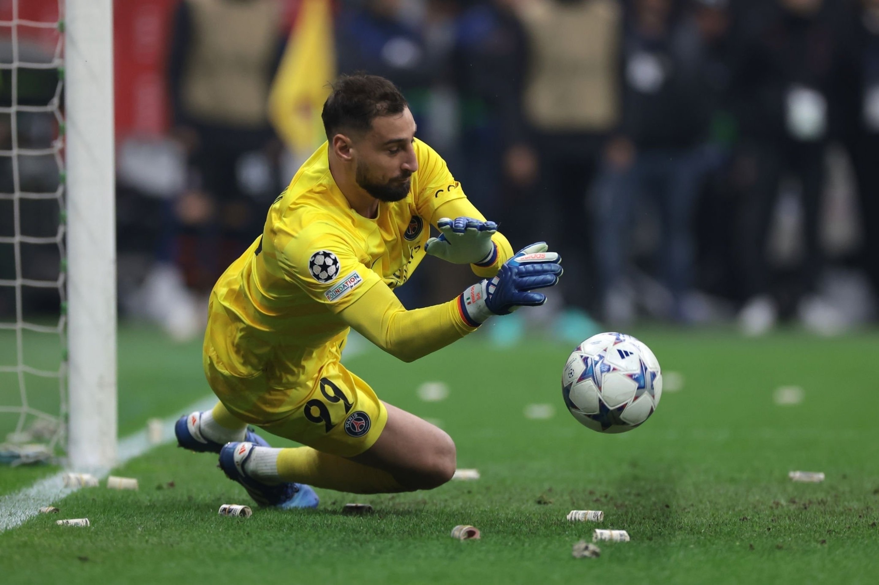 10. Gianluigi Donnarumma (Italy, PSG): Sau khi giành danh hiệu cầu thủ xuất sắc nhất EURO 2020, Donnarumma vẫn duy trì phong độ ổn định. Đẳng cấp của thủ môn này là lý do PSG đẩy đi 2 người gác đền xuất sắc khác là Alphonse Areola và Keylor Navas. Donnarumma năm nay mới 24 tuổi.