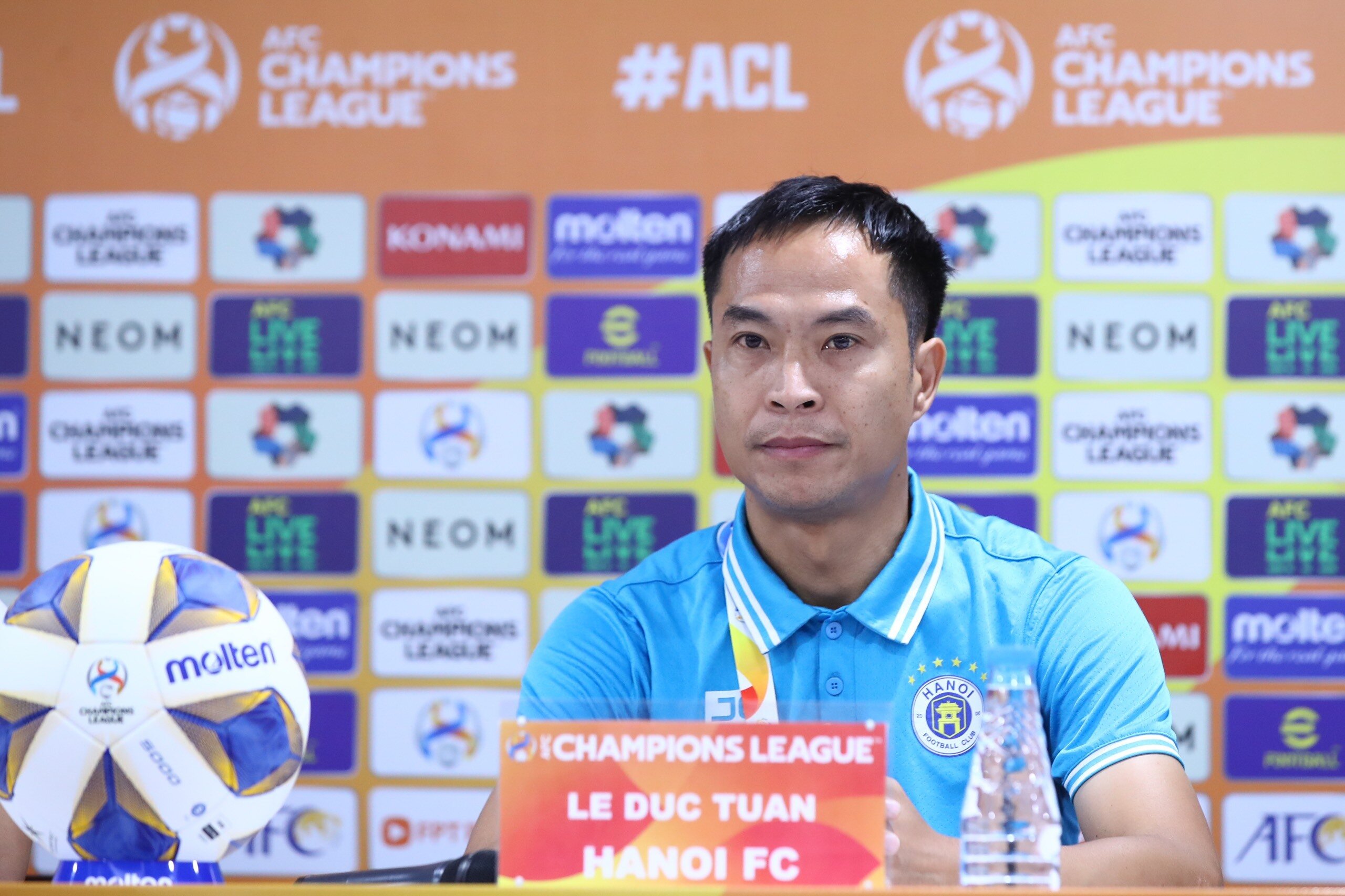 HLV Lê Đức Tuấn bày tỏ niềm vui với chiến thắng của Hà Nội FC.