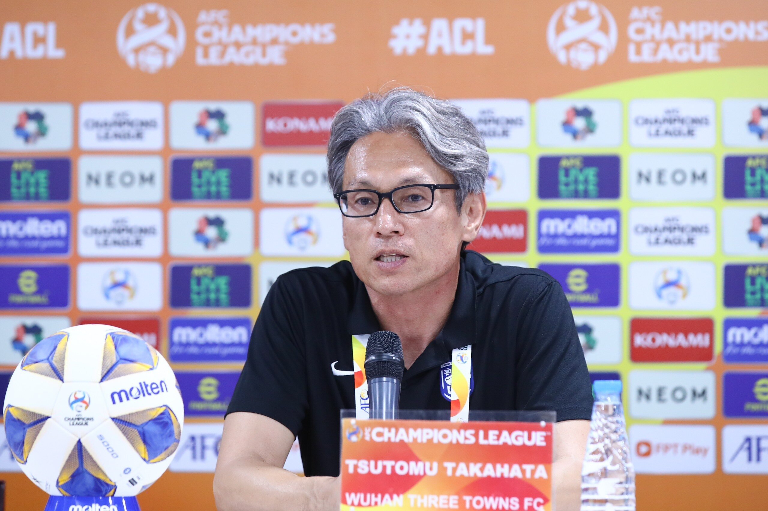 HLV Tsutomu Takahata đánh giá cao Hà Nội FC.