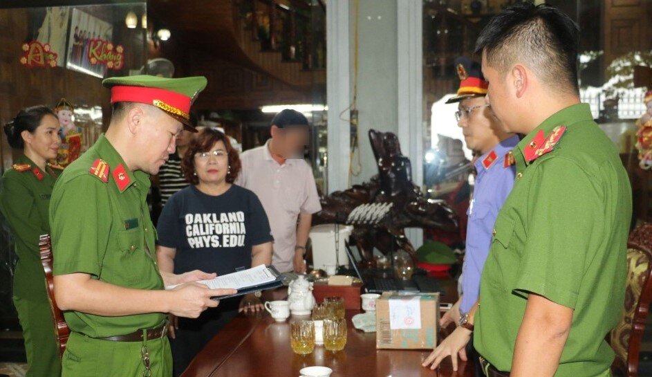 Công an đọc lệnh bắt tạm giam Nguyễn Thị Hoan