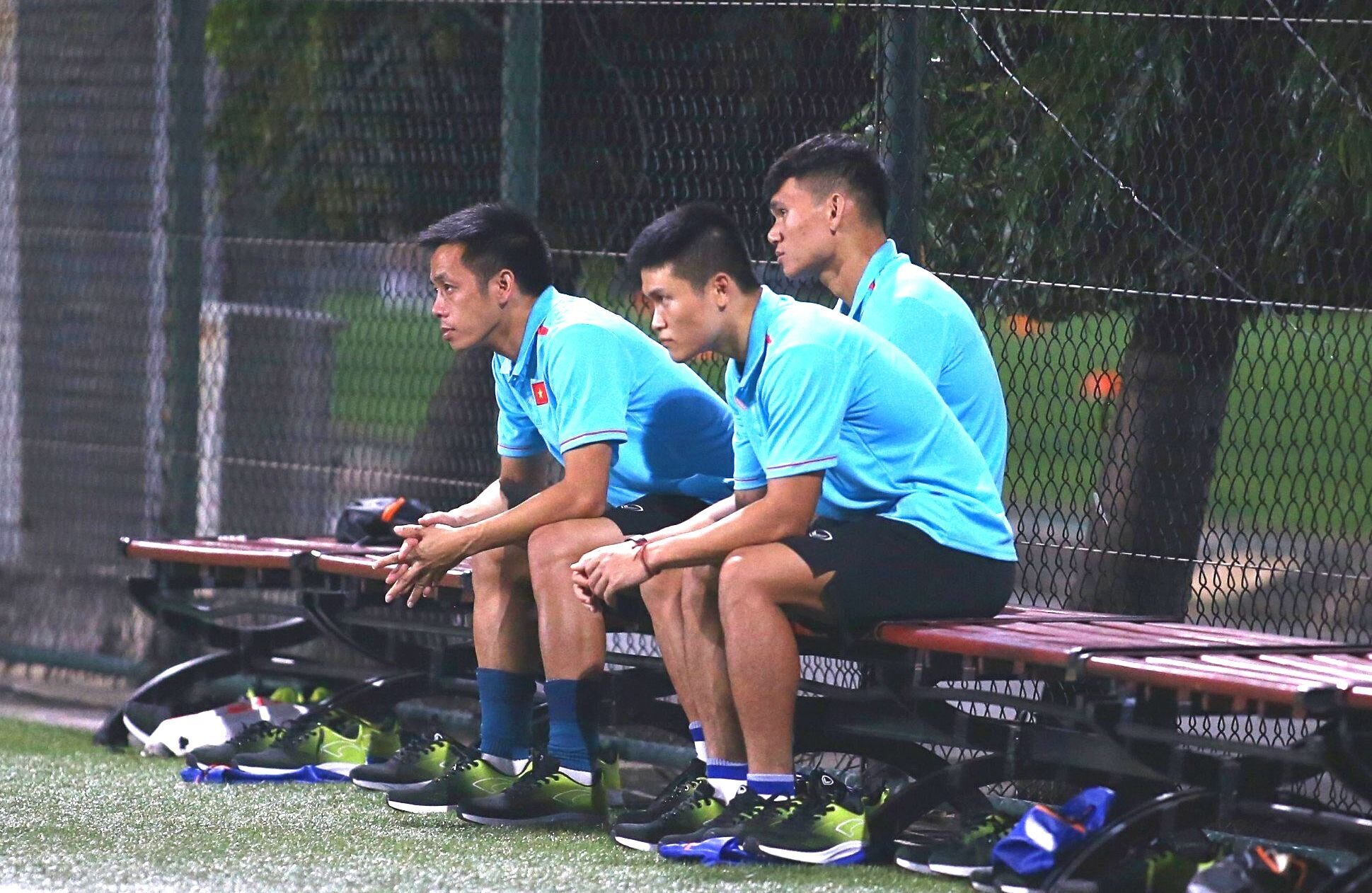 Ba cầu thủ Hà Nội FC ngồi ngoài do vừa trải qua trận đấu tại AFC Champions League.