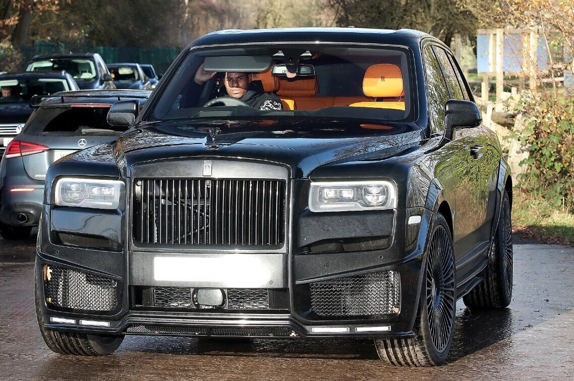 Rashford đang sở hữu bộ sưu tập xe đồ sộ, trong đó nổi bật là “cú hat-trick” xe Rolls-Royce. Riêng giá trị của 3 chiếc xe siêu sang này vào khoảng 1,6 triệu bảng. Chiếc Black Badge Cullinan có giá 390.000 bảng thường xuyên được chân sút sinh năm 1997 dùng để di chuyển từ nhà đến khu phức hợp Carrington.