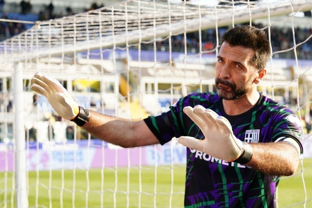 Thủ môn Gianluigi Buffon: “Người nhện” đã bật khóc và nói lời chia tay sự nghiệp bóng đá đỉnh cao ở tuổi 45, sau khi không thể giúp Parma giành vé trở lại Serie A.