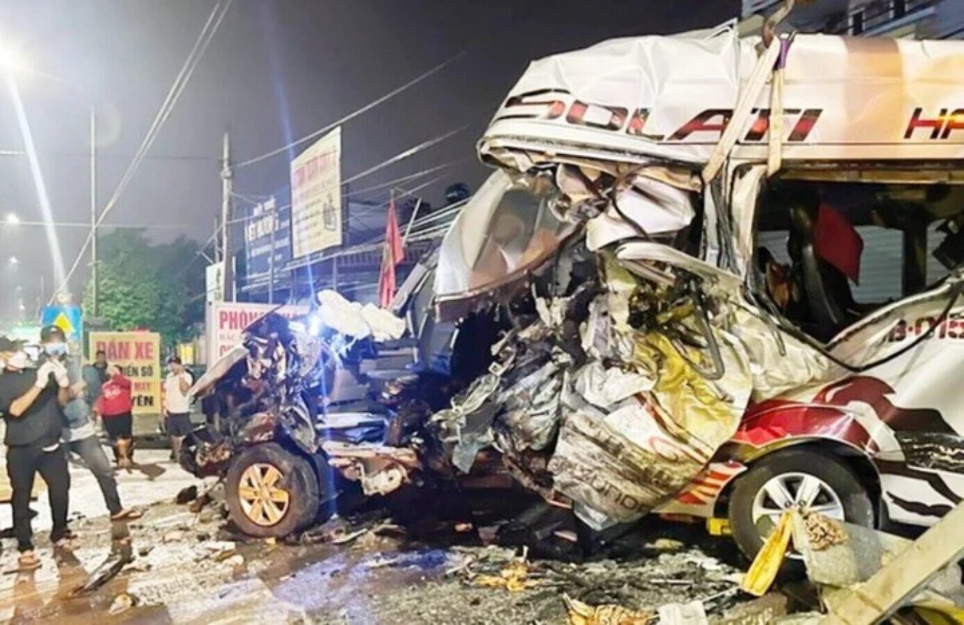 Hiện trường vụ tai nạn khiến 5 người tử vong.