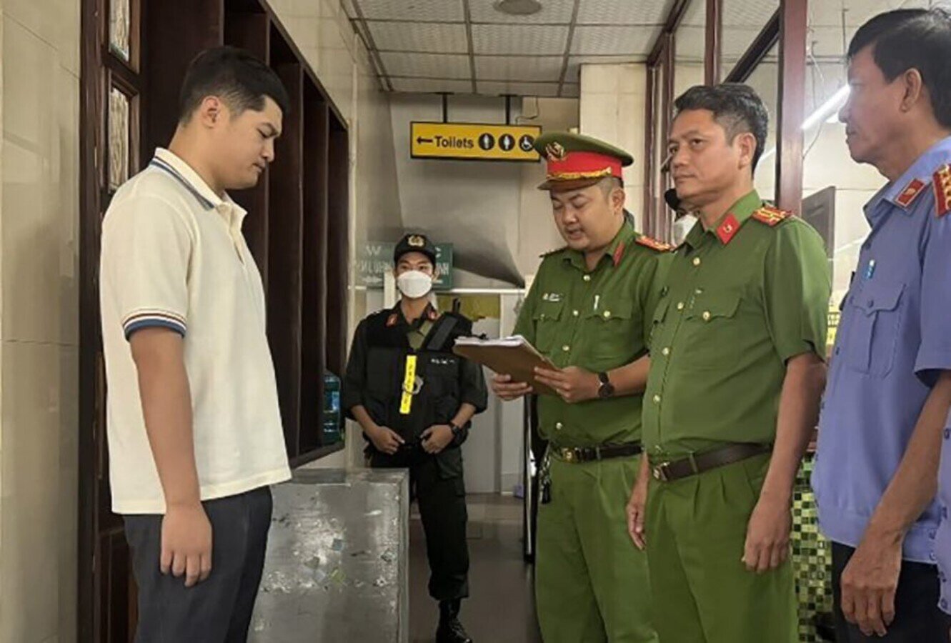 Cơ quan CSĐT đọc lệnh bắt Phó Giám đốc Công ty TNHH Thành Bưởi.