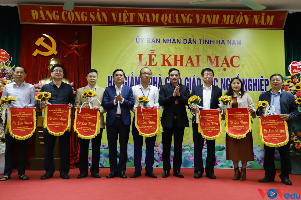 Ban tổ chức tặng hoa, cờ lưu niệm cho các đơn vị tham gia hội giảng.