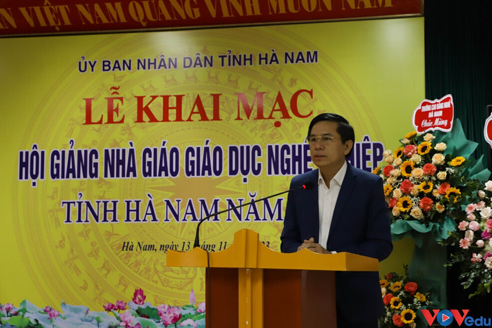 Phó chủ tịch UBND tỉnh Trần Xuân Dưỡng phát biểu khai mạc hội giảng.