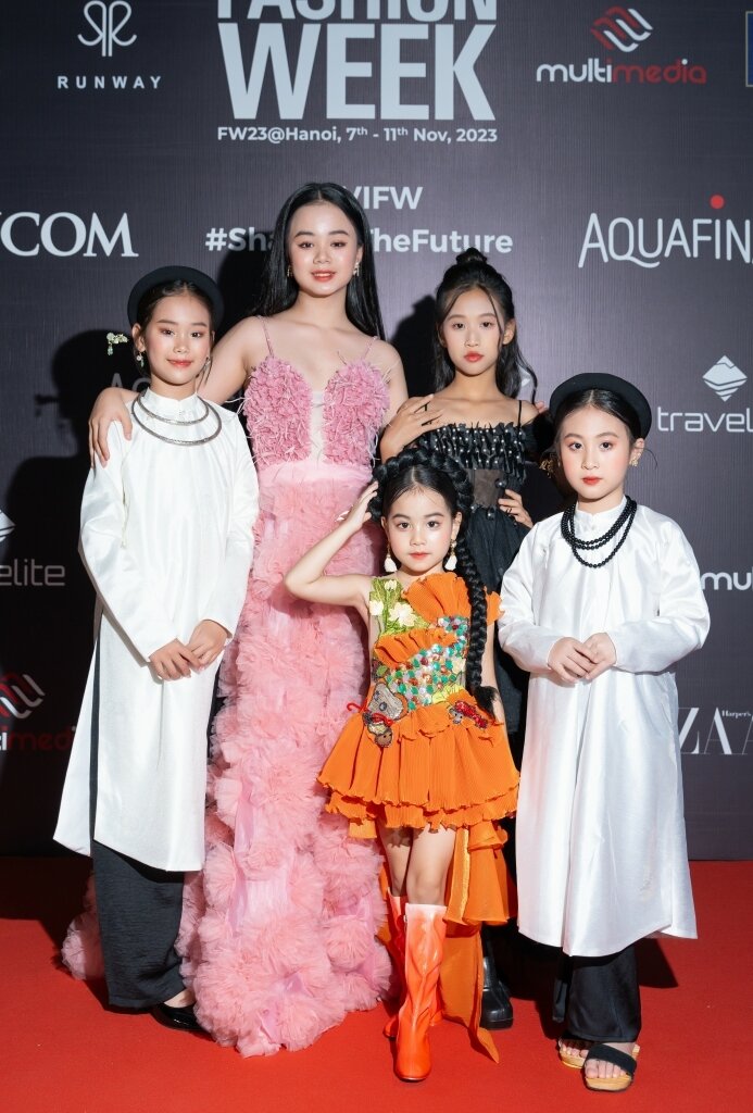 5 tuổi, Hoàng Diệp là mẫu nhí nhỏ tuổi nhất lịch sử Vietnam International Fashion Week. Cô bé biến hoá cá tính trên thảm đỏ.