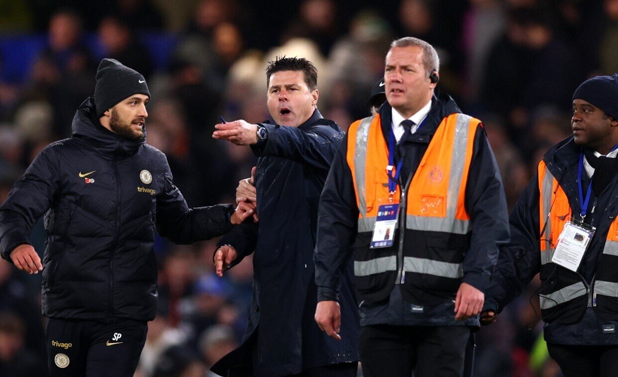 Sau trận đấu, HLV Mauricio Pochettino không bắt tay Pep Guardiola mà chạy vào sân để to tiếng với trọng tài chính. Khi bình tĩnh trở lại, nhà cầm quân người Argentina đã gửi lời xin lỗi đến ông Anthony Taylor và các cộng sự.