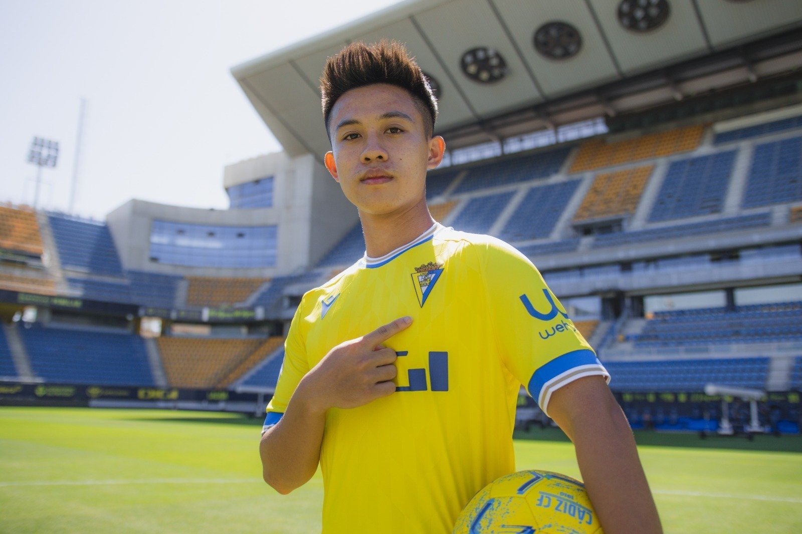 Vĩnh Nguyên trở lại Việt Nam. (Ảnh: Cadiz FC)