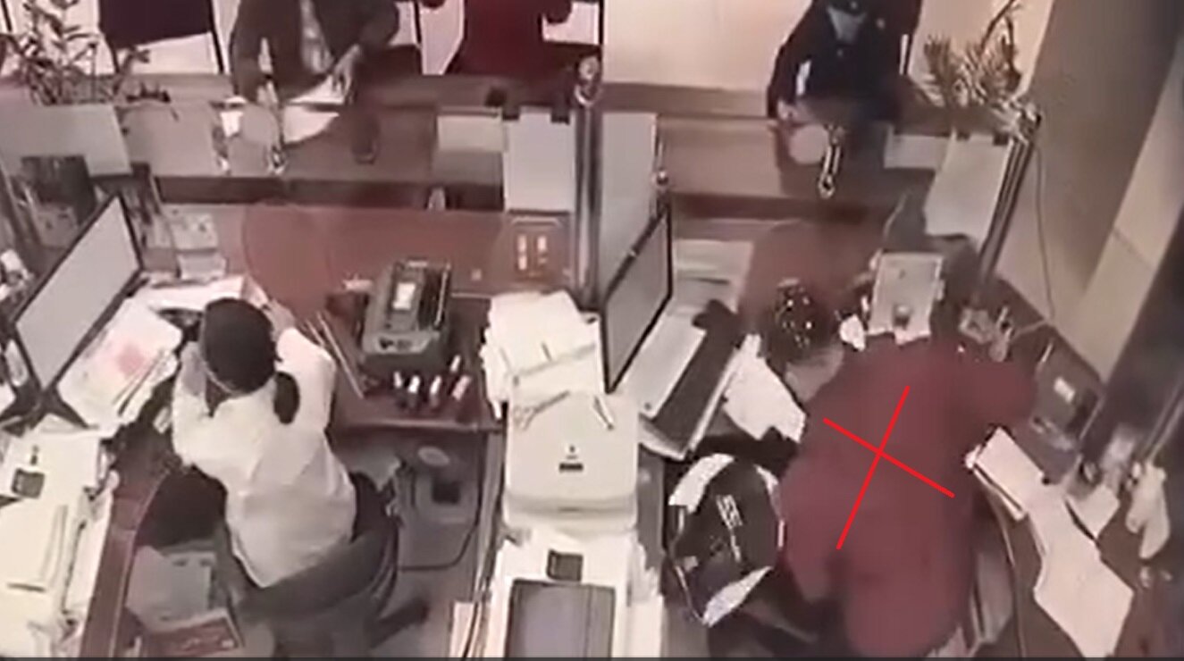 Hình ảnh tên cướp xông vào ngân hàng uy hiếp nhân viên được camera an ninh ghi lại. (Ảnh chụp từ clip)