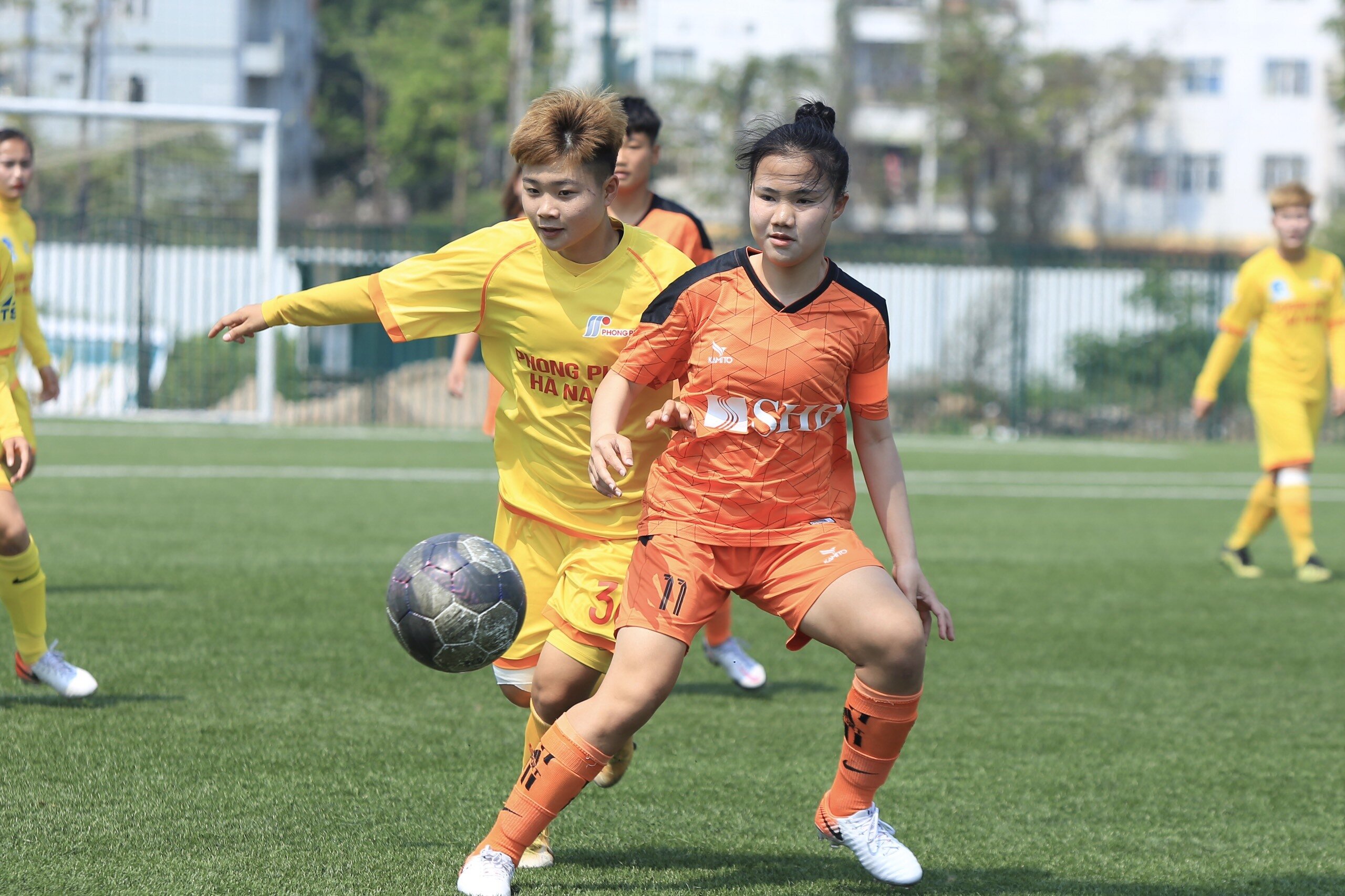 CLB Sơn La (áo cam) trở lại giải VĐQG với dàn cầu thủ trẻ. (Ảnh: VFF)