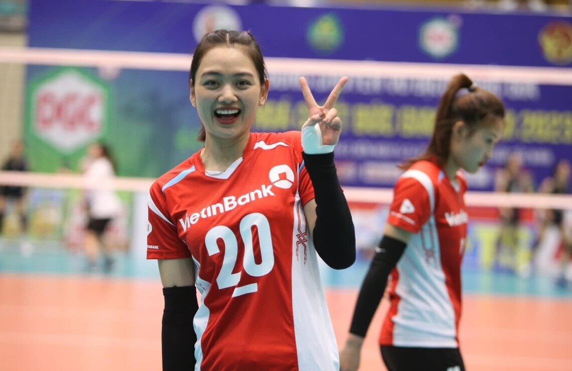 Nguyễn Thu Hoài (CLB Vietinbank): Với chiều cao 1,74 m, gương mặt khả ái cùng nụ cười rạng rỡ, gô gái sinh năm 1998 từng giành giải hoa khôi bóng chuyền VĐQG 2022.