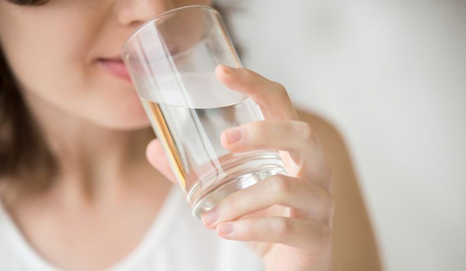 Các chuyên gia làm đẹp khuyên bạn nên uống từ 2 - 2,5 lít nước mỗi ngày