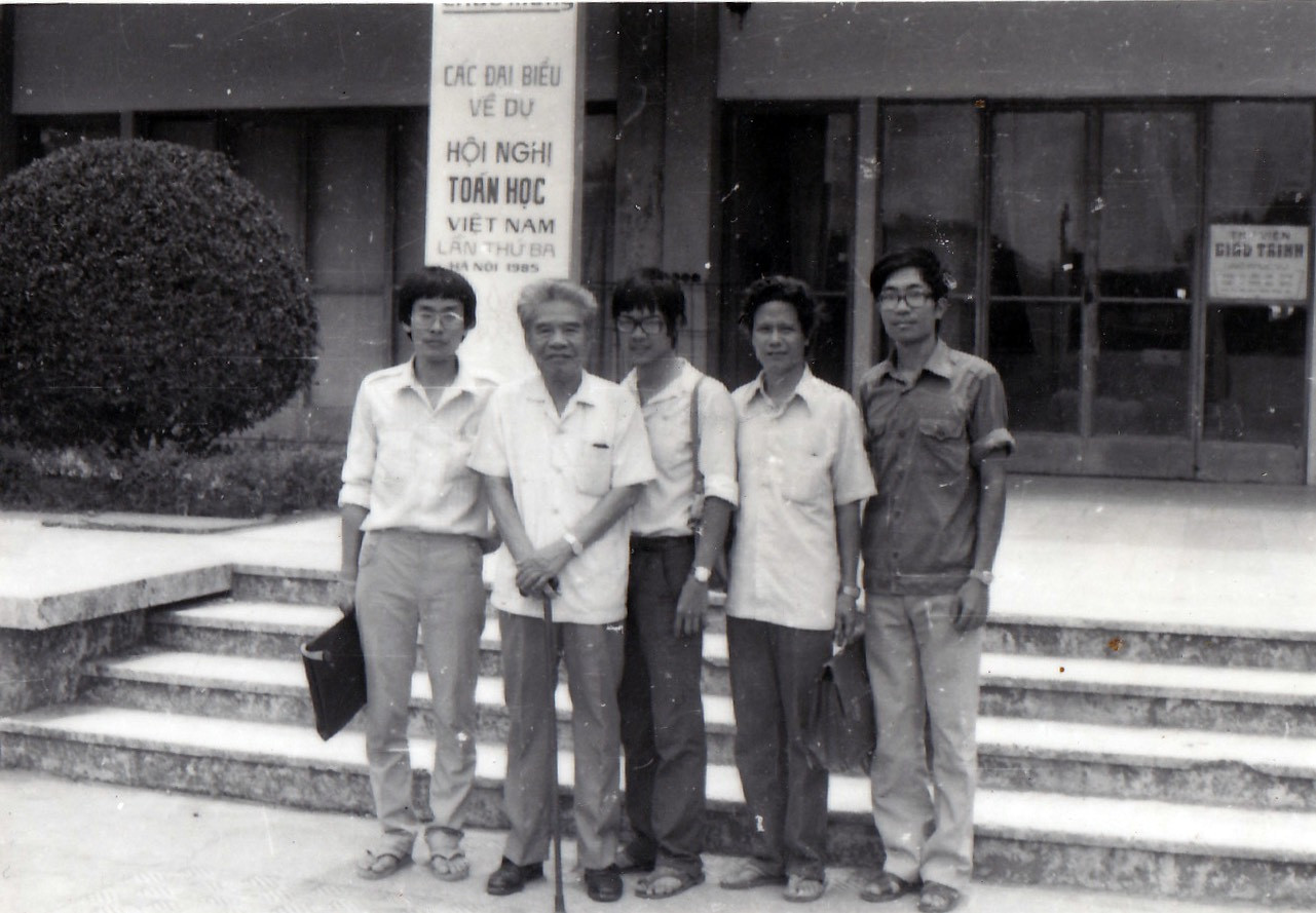Từ khi còn là Hiệu trưởng Trường ĐH Bách khoa Hà Nội cho tới khi làm Bộ trưởng, GS Tạ Quang Bửu luôn sát sao với từng cá nhân làm khoa học. (Ảnh tư liệu của gia đình)