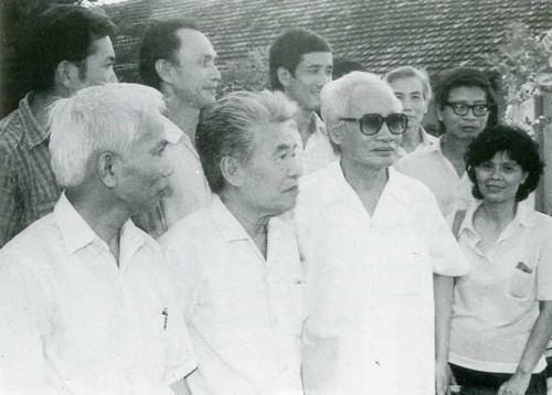Thủ tướng Phạm Văn Đồng (đeo kính) và GS Tạ Quang Bửu (thứ 2 từ trái sang) đến thăm Viện Toán học năm 1986. (Ảnh tư liệu của gia đình)