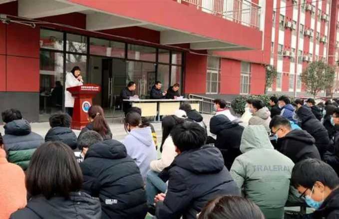 Phụ huynh khối 12 Trường Trung học Trường An 7 (Trung Quốc) bức xúc sau lời kêu gọi nộp 200 NDT (674.000 đồng) để hỗ trợ tăng lương cho giáo viên. (Ảnh: Baidu)