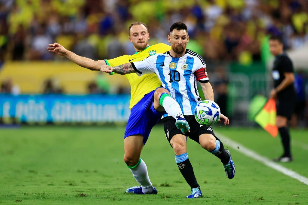 Messi nghỉ sớm, Argentina vẫn thắng Brazil