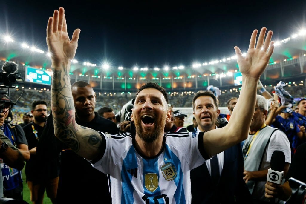 Messi ăn mừng chiến thắng cùng CĐV. (Ảnh: Getty Images).