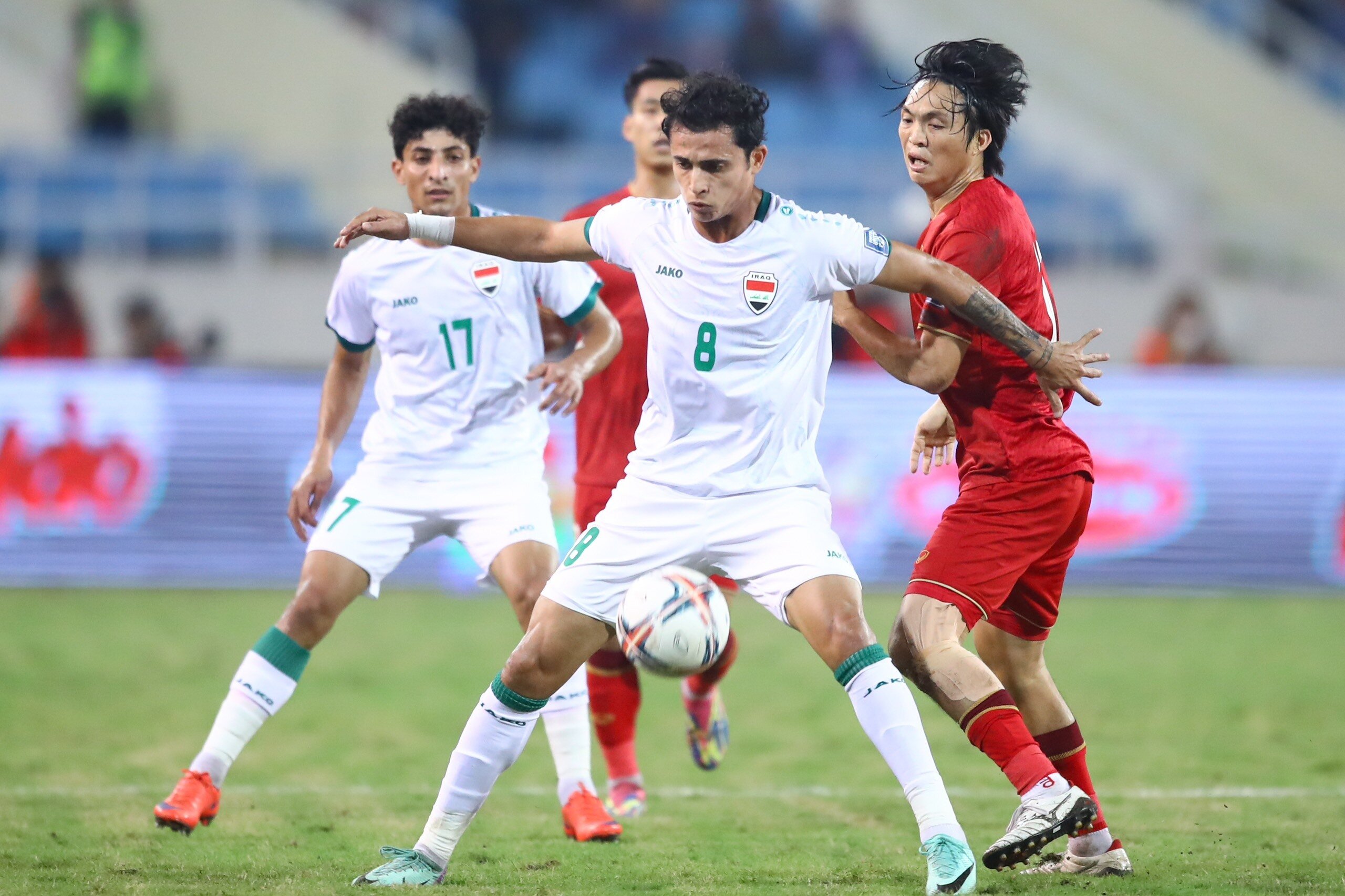 Đội tuyển Việt Nam thi đấu đầy nỗ lực trước Iraq.