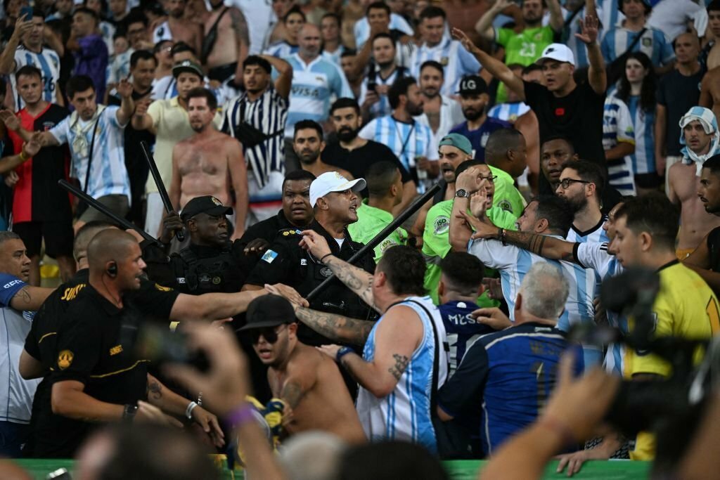 Bạo loạn trên khán đài sân Maracana. (Ảnh: Getty Images)