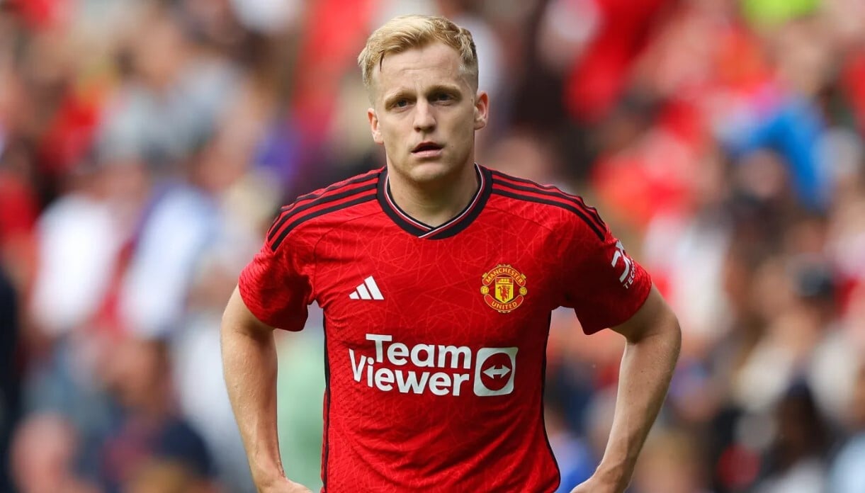 Donny van de Beek (Ajax sang Man United - 39 triệu euro): Van de Beek từng nằm trong top 20 ứng viên cho Quả bóng vàng. Tuy nhiên, khi đến Old Trafford, anh liên tục bị HLV Ole Gunnar Solskjaer cất trên ghế dự bị. Chấn thương nặng càng khiến sự nghiệp của tiền vệ này đi vào ngõ cụt. Khi HLV Erik ten Hag đến, tình hình thậm chí còn tồi tệ hơn với tiền vệ người Hà Lan. Hiện tại, nhiều CĐV còn chẳng nhớ Van de Beek vẫn là thành viên của “Quỷ đỏ”.