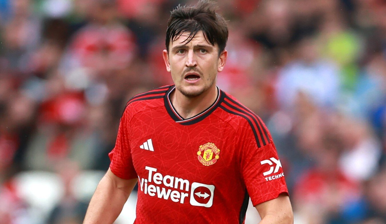 Harry Maguire (Leicester sang Man Utd 87 triệu euro): Với mức giá kỷ lục đối với một trung vệ, lẽ ra Maguire phải chứng tỏ được tầm ảnh hưởng lớn tại Old Trafford. Tuy nhiên, trung vệ này lại liên tục phạm sai lầm, để rồi bị tước băng đội trưởng sau mùa 2022/23. Thời gian gần đây, khi các trụ cột như Varane, Lisandro Martinez đồng loạt chấn thương, HLV Ten Hag mới buộc phải tin dùng Maguire. May mắn khi trung vệ sinh năm 1993 phần nào đã tìm lại được sự tự tin.