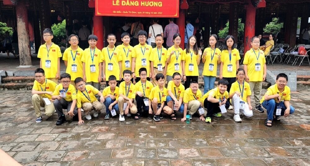 Đội tuyển IMSO 2023 của đoàn Việt Nam dâng hương trước khi thi tại Văn Miếu Quốc Tử Giám.