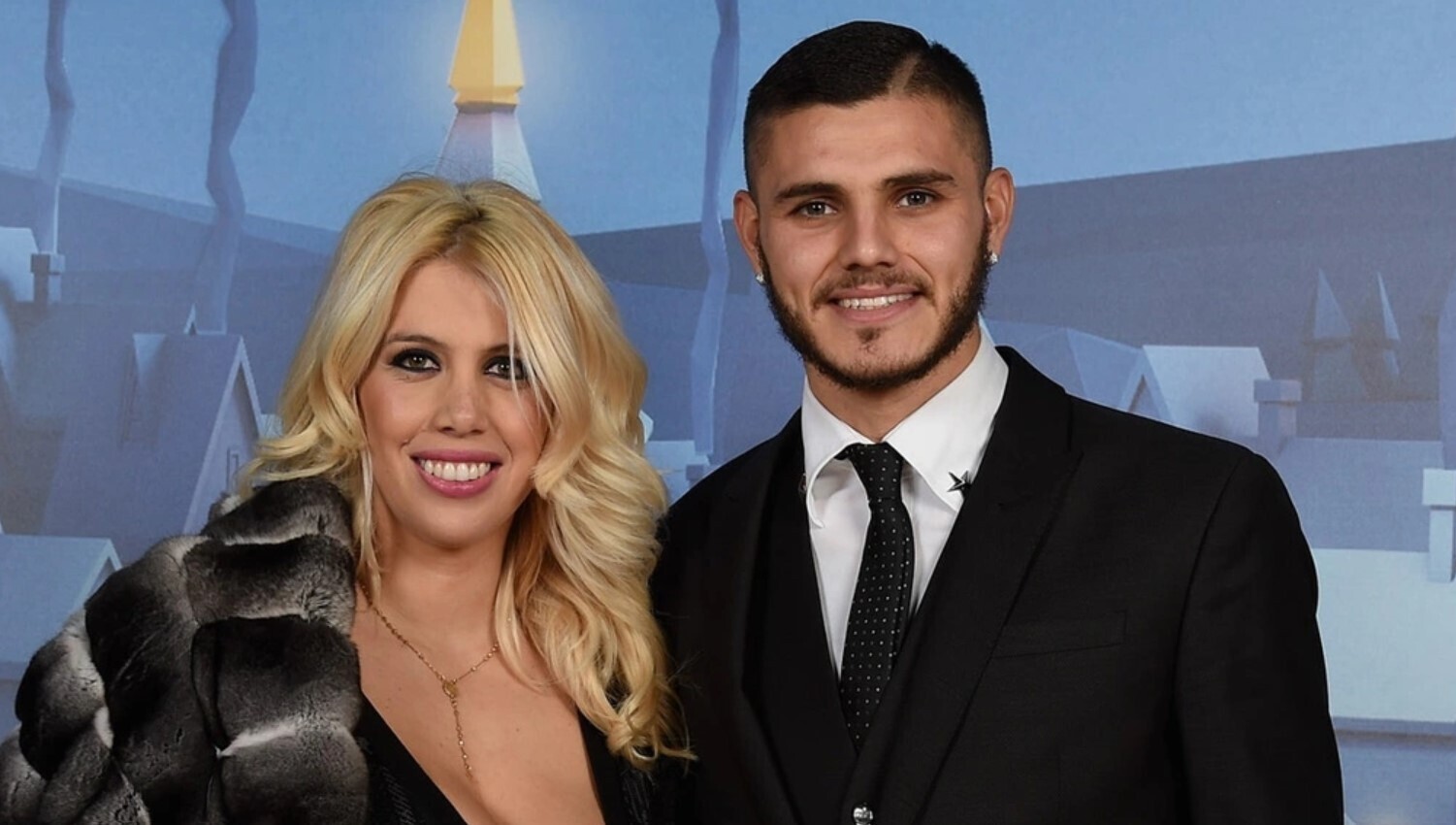 Tình tay ba của Mauro Icardi: Năm 2013, doanh nhân, người mẫu Wanda Narra bỏ tiền đạo Maxi Lopez. Không lâu sau đó, cô hẹn hò và kết hôn với Mauro Icardi. Trước đó, cả hai cầu thủ này có mối quan hệ thân thiết trong màu áo Sampdoria và là đồng hương Argentina. Cuộc hôn nhân này khiến Icardi vướng vào không ít rắc rối nơi hậu trường, một phần cũng vì thói trăng hoa của anh.