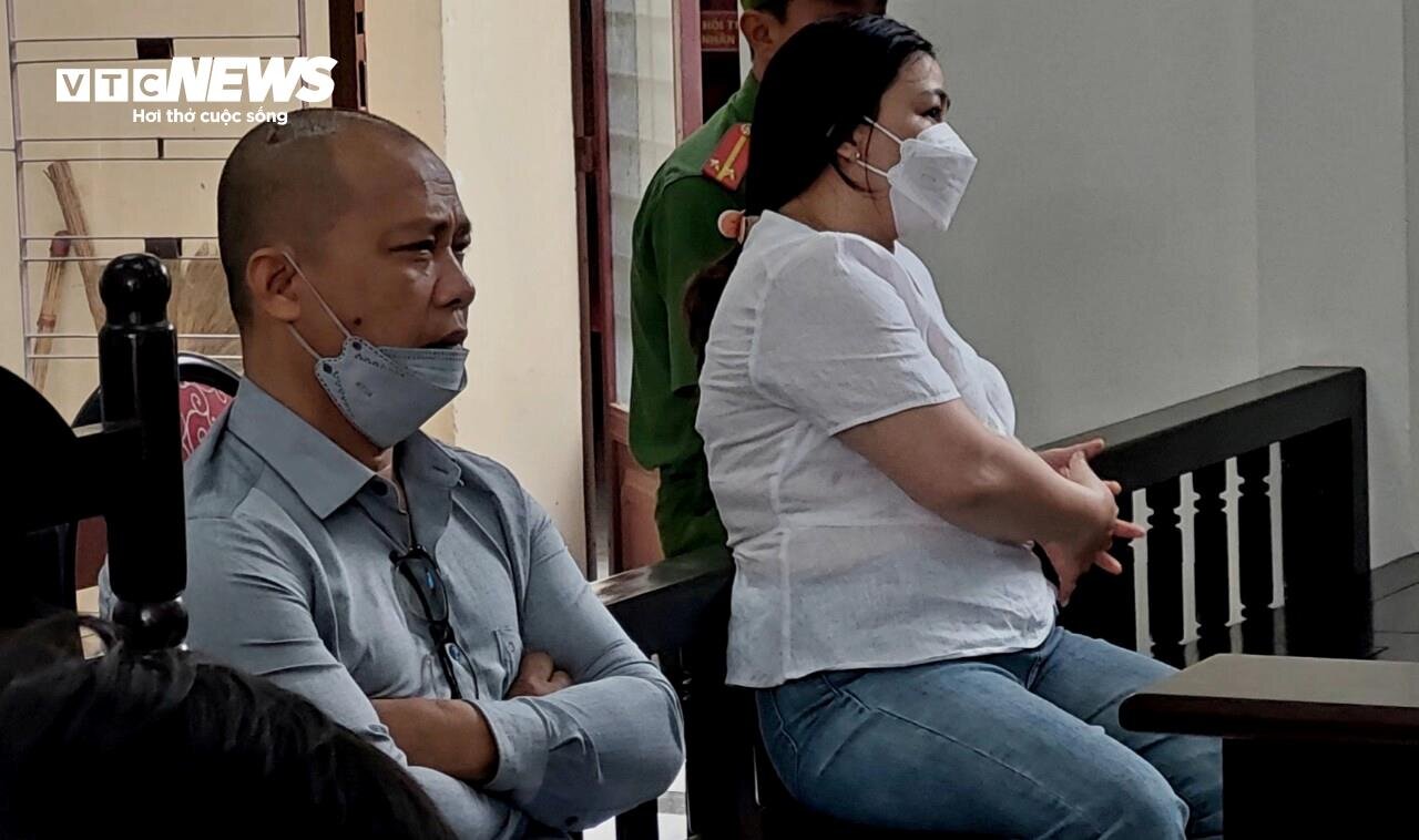 Lê Minh Quang và Cao Thị Thu Bích chỉ bị đại diện Viện KSND TP Bảo Lộc đề nghị mức án lần lượt là 18 - 20 và 15 - 18 tháng tù nhưng cho hưởng án treo. (Ảnh: Nguyễn Vương)