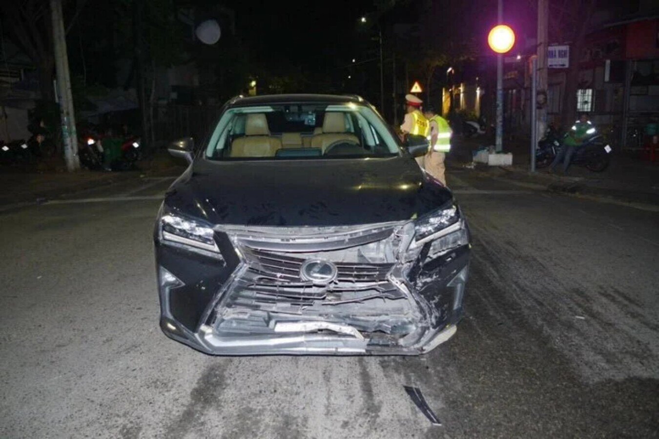 Xe Lexus bị hư hỏng sau khi tông trực diện liên tiếp vào xe ô tô 5 chỗ.