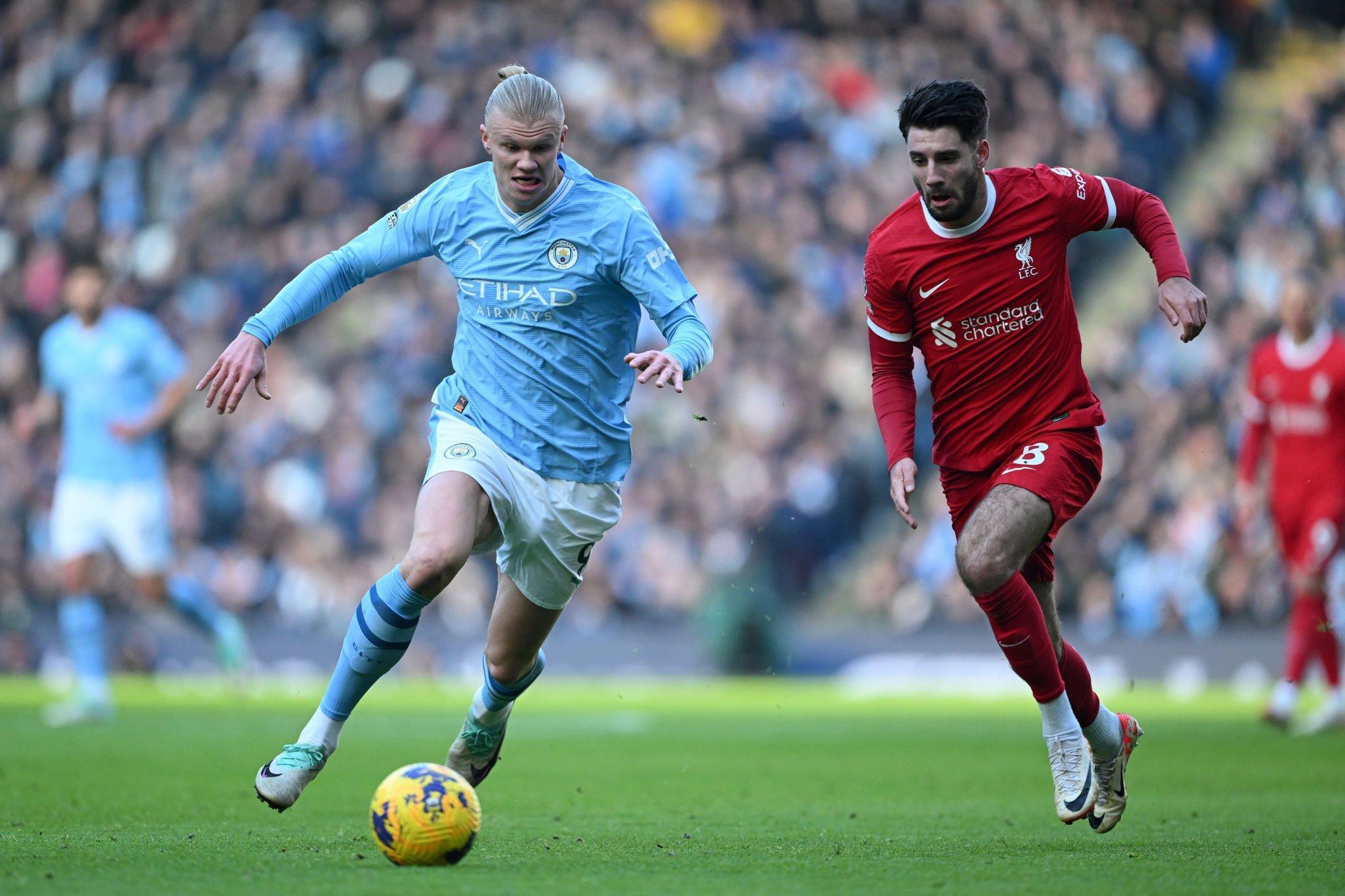 Man City chia điểm với Liverpool.