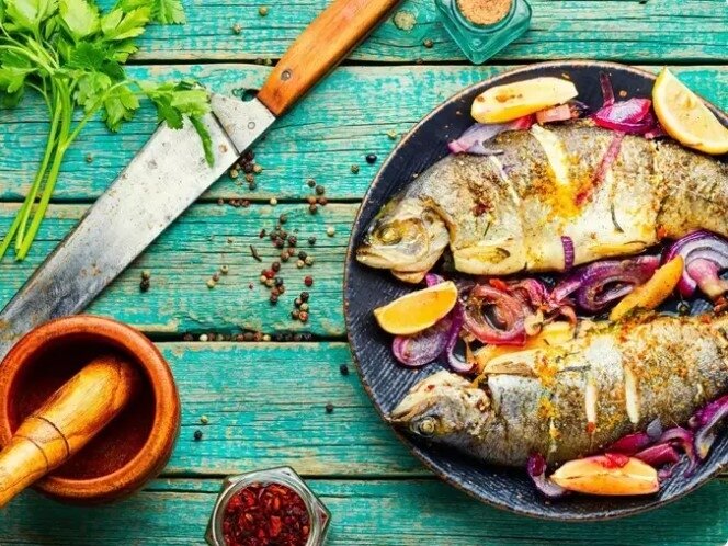 Cá là thực phẩm dạng protein nạc và axit béo omega 3 lành mạnh giúp tăng cường sức khỏe tổng thể và khả năng miễn dịch. Mặc dù ăn cá có thể rất tốt cho sức khỏe nhưng việc kết hợp chúng với một số loại thực phẩm nhất định có thể gây tác dụng ngược nhất là các bệnh về tiêu hóa. Dưới đây là các loại thực phẩm phổ biến mà bạn phải tránh ăn cùng cá.