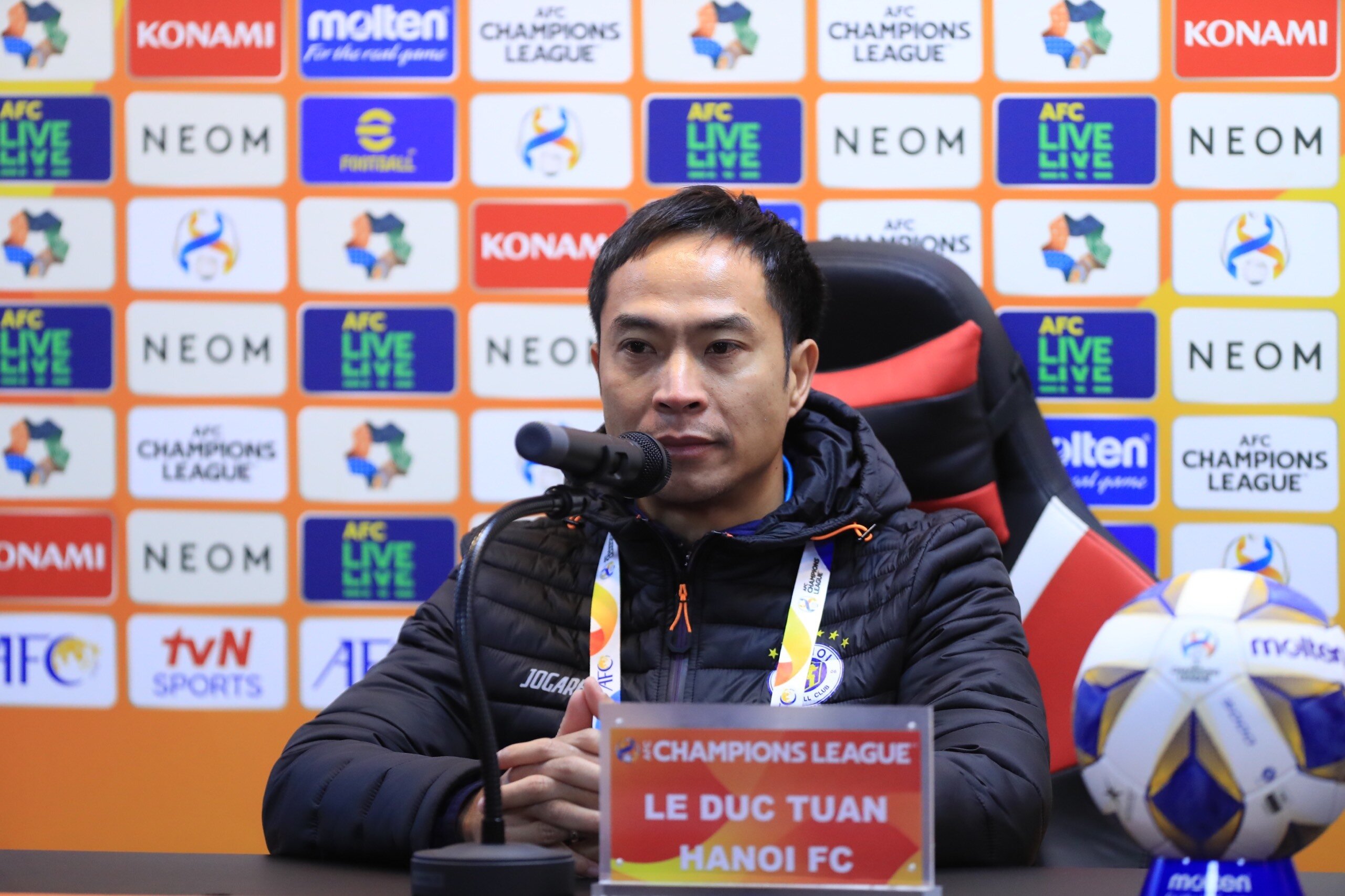 HLV Lê Đức Tuấn buồn bã sau trận thua của Hà Nội FC.