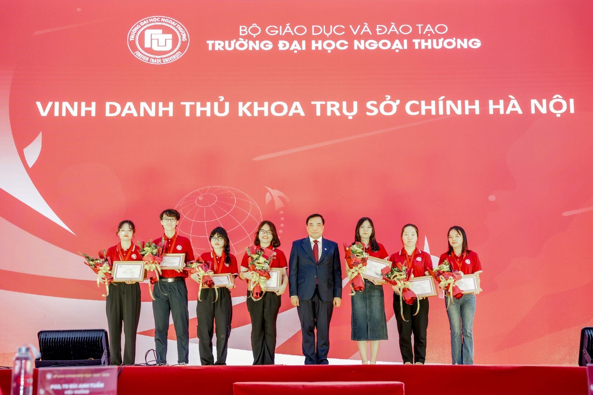 Lê Nguyễn Quốc Anh (thứ hai từ trái sang phải) trong buổi lễ vinh danh thủ khoa. (Ảnh: NVCC)