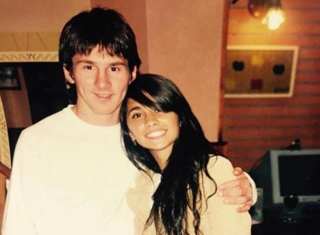 Messi và vợ quen biết nhau từ năm 1996 tại nhà của một người bạn. Sau vài năm, cặp bạn thân bất ngờ phải chia xa, khi Messi đầu quân cho học viện của Barcelona. Đến năm 2005, Messi và Antonella nối lại được liên lạc và chính thức công khai tình cảm vào năm 2009.