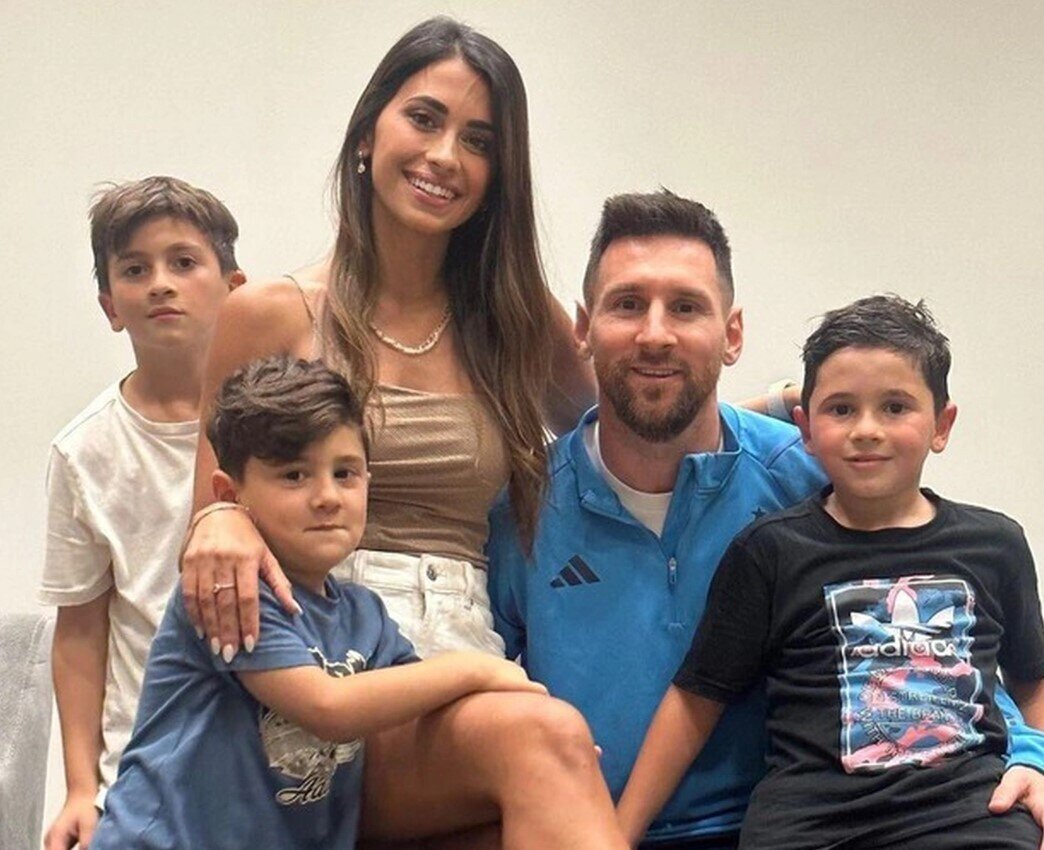 Messi cũng luôn dành sự tôn trọng cho vợ, vì đã làm hậu phương vững chắc để anh phát triển sự nghiệp đạt đến tầm huyền thoại. Trong một bài phát biểu mới đây, “El Pulga” còn thừa nhận ý định sinh thêm con và hy vọng là một bé gái.