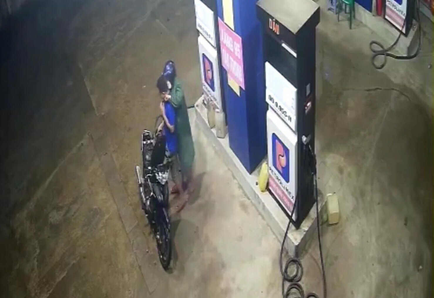 Hải kề liềm vào cổ nam nhân viên cây xăng để cướp tài sản. (Ảnh cắt từ clip)