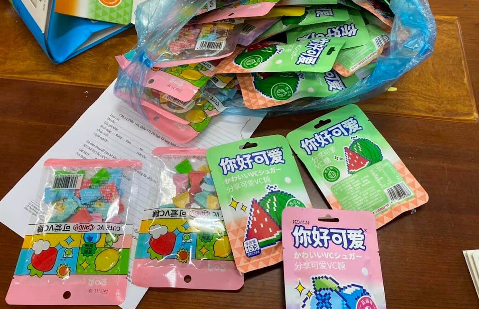 Nhiều trường học trên địa bàn Hà Nội phát đi cảnh báo về một số loại kẹo lạ không rõ nguồn gốc xuất xứ. (Ảnh: Nhà trường cung cấp)