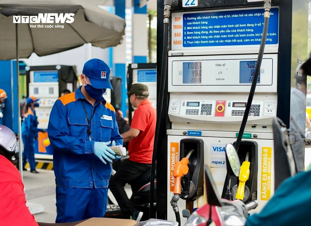 Thủ tướng yêu cầu tăng cường kiểm tra việc lập hóa đơn điện tử ở các cửa hàng xăng dầu. (Ảnh: Công Hiếu)