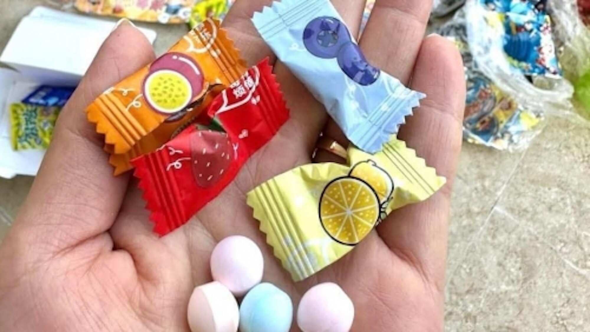 Nhiều trường học trên địa bàn Hà Nội phát đi cảnh báo về một số loại kẹo lạ không rõ nguồn gốc xuất xứ.