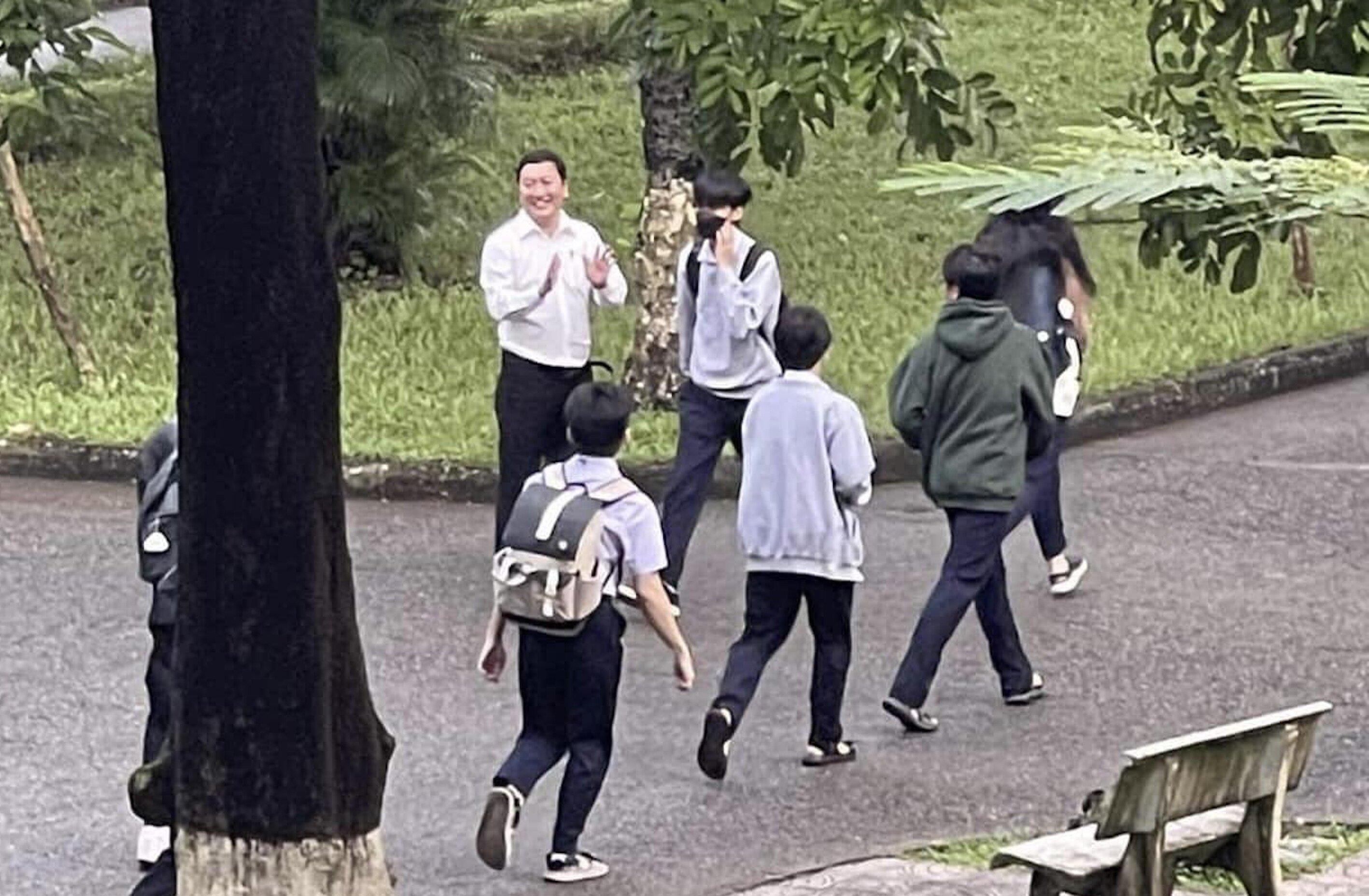Hình ảnh ông Sơn đứng ở sân trường chào đón các học sinh được đưa lên mạng xã hội và lập tức nhận mưa lời khen. (Ảnh: Fanpage THPT Hai Bà Trưng - TP Huế)